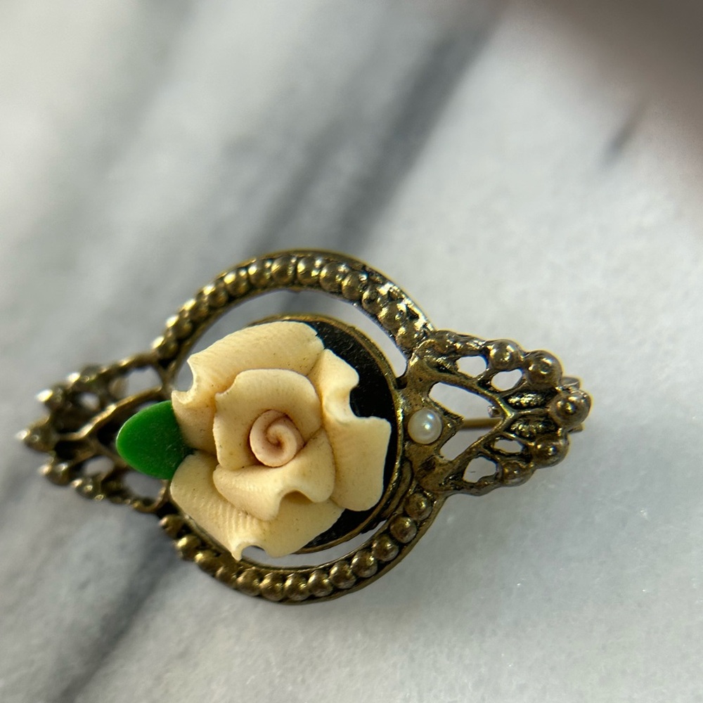 Bronze tone flower pin with faux pearls